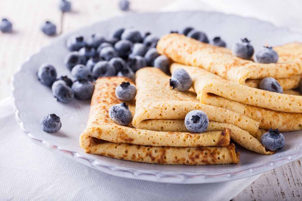 frische Protein pfannkuchen mit blaubeeren auf dem teller