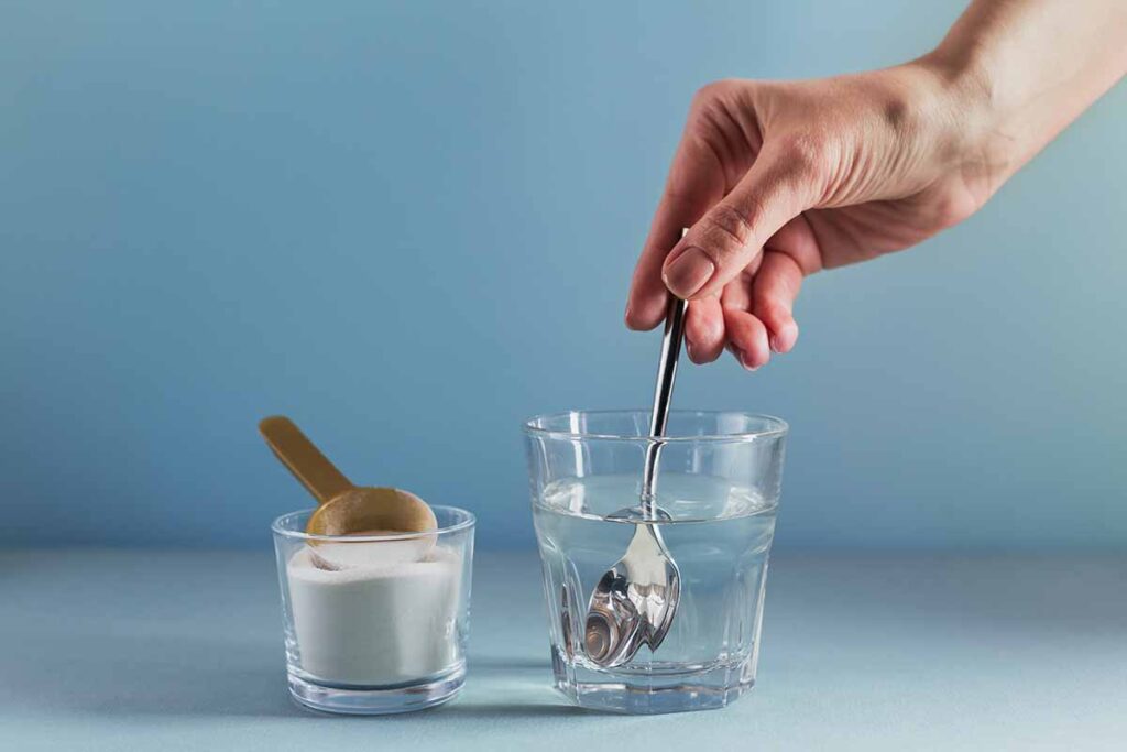 frau mit einer portion xylit in einem glas