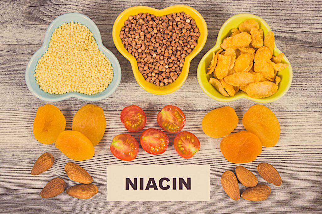 gesunde Lebensmittel mit hohem Vitamin B3 niacin Gehalt auf dem tisch, darunter nüsse und Aprikosen