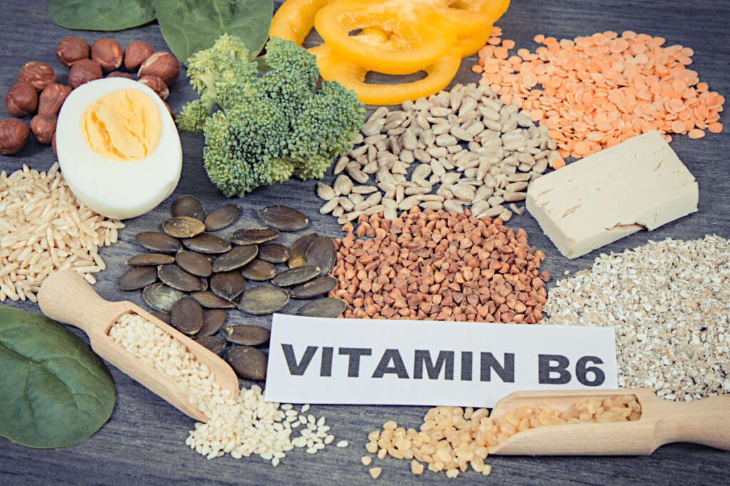 gesunde Lebensmittel mit hohem Vitamin B6 Gehalt serviert, darunter Nüsse und Eier, brokkoli und Käse