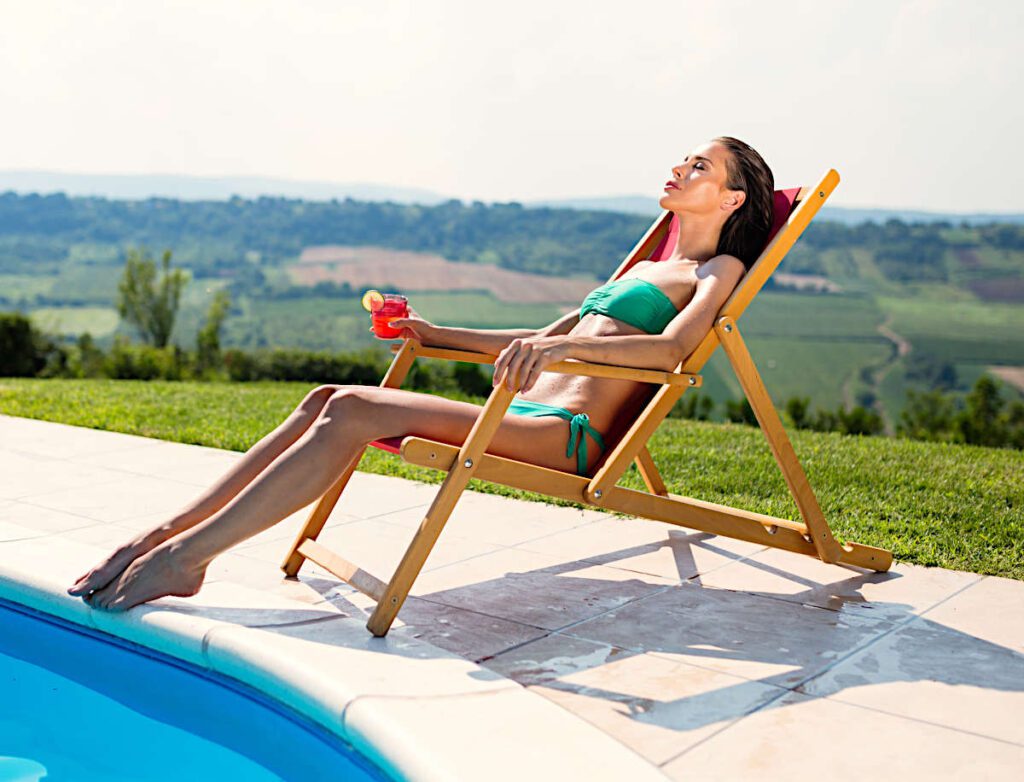 frau in der sonne nimmt eine vitamin D3 tagesdosis auf