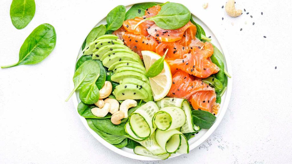 lachs salat mit gemüse und zitrone