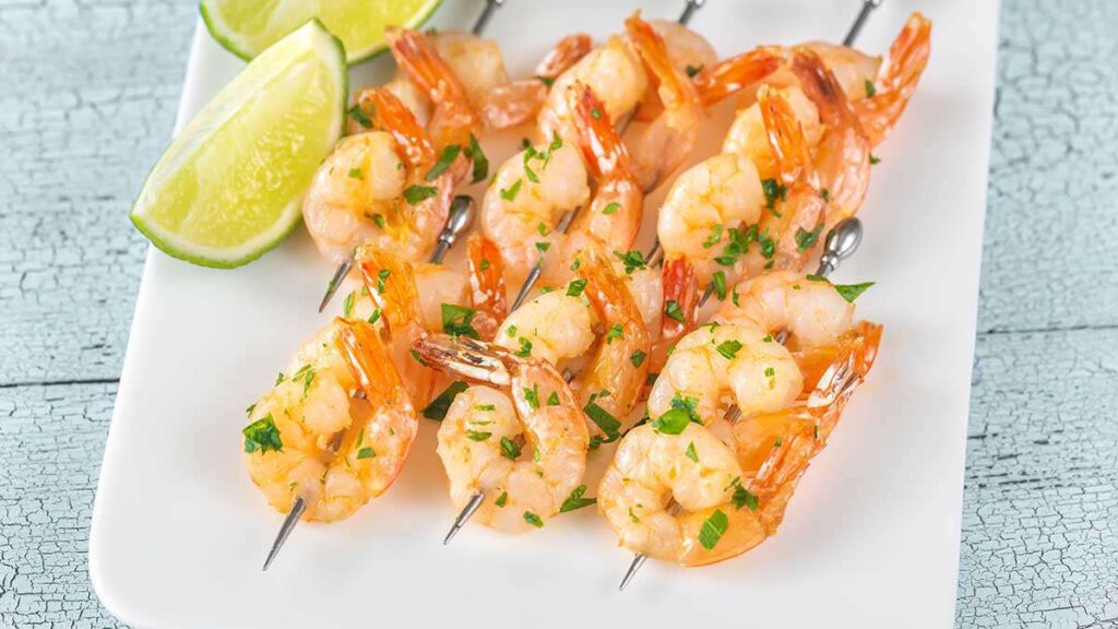 gegrillte garnelen sticks mit viel protein und kalorienarm