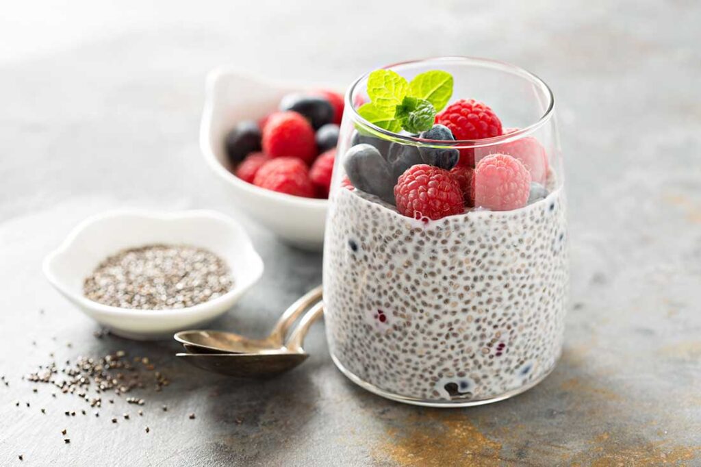 chia samen mit joghurt und himbeeren