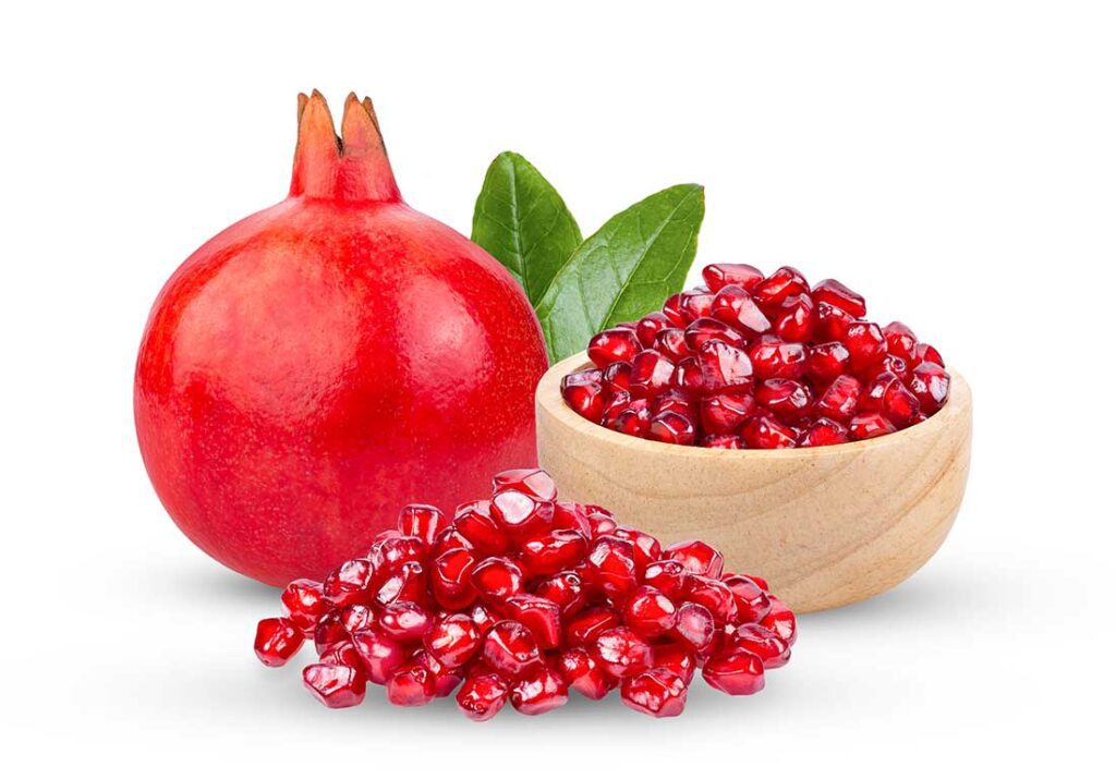 frischer granatapfel und kerne in einer schüssel