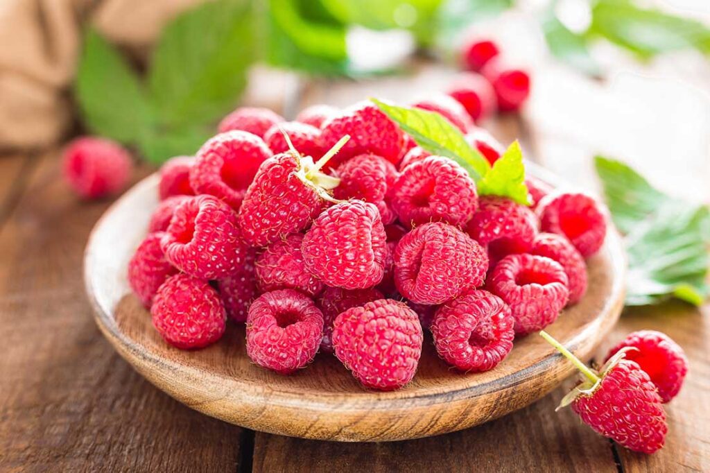 frische himbeeren auf einem tisch