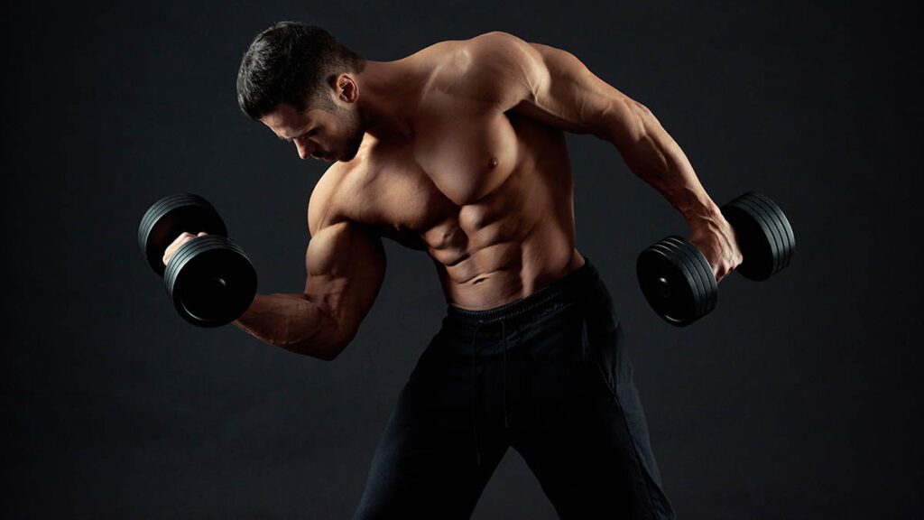 kräftiger Mann trainiert bizeps muskel mit der hantel im gym nach starting strength system