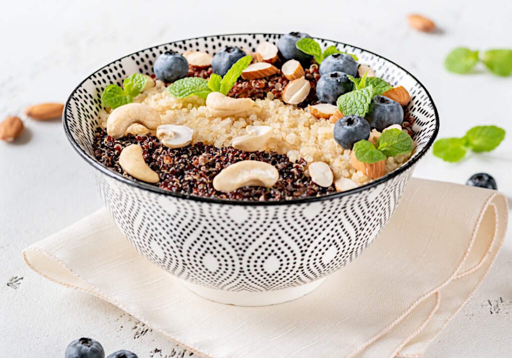 quinoa sorten gericht mit nüssen und beeren