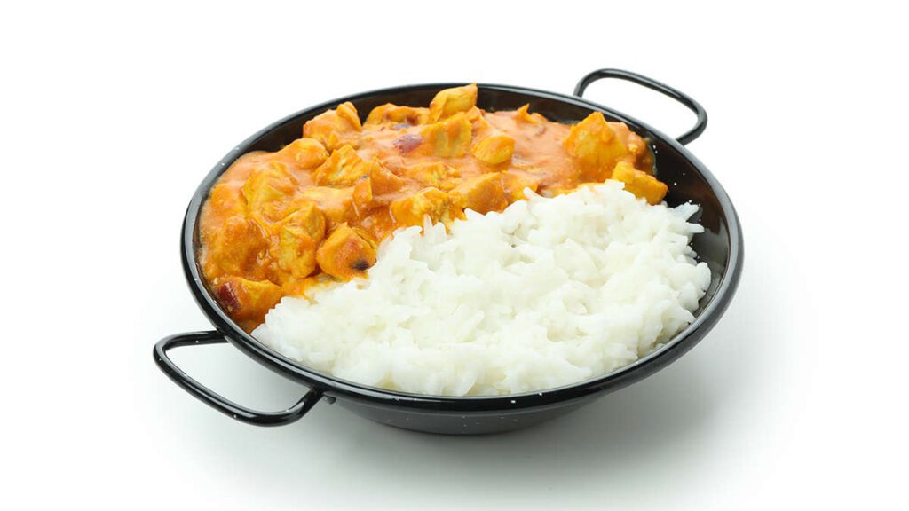 High Protein Rezept zum Abnehmen FETTARMES CHICKEN TIKKA MASALA auf einem Teller serviert.