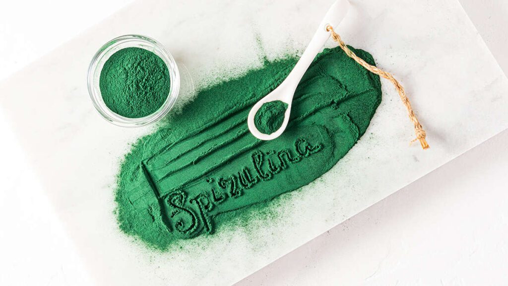 spirulina pulver mit löffel