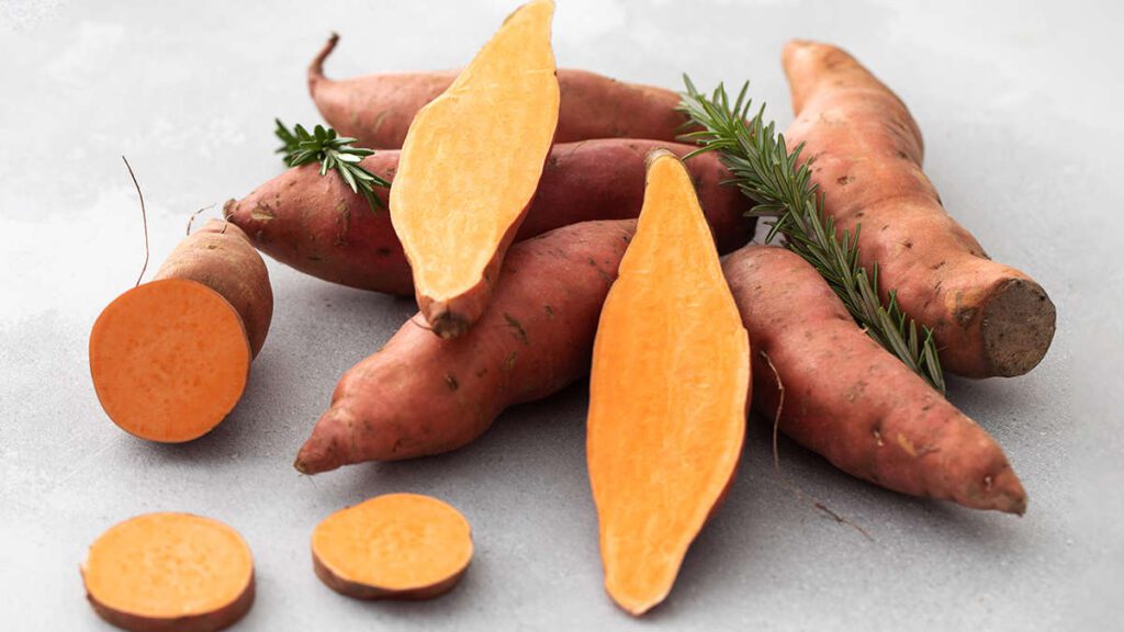 nährstoffreiche frische süsskartoffel ganz und geschnitten
