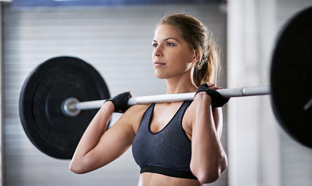 Frau mit hantel mach Krafttraining für Frauen