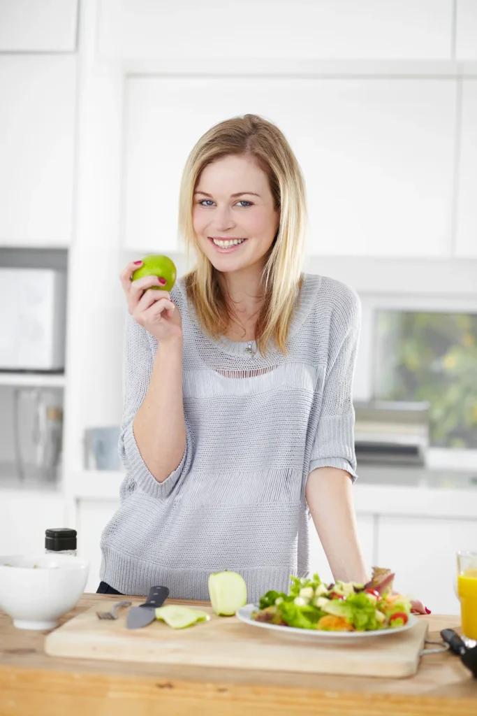 frau beim fasten mit einem apfel