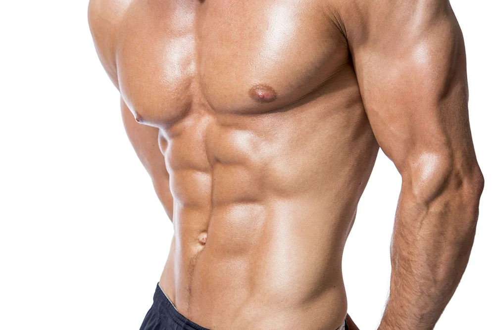 mann zeigt definierten sixpack nach diät