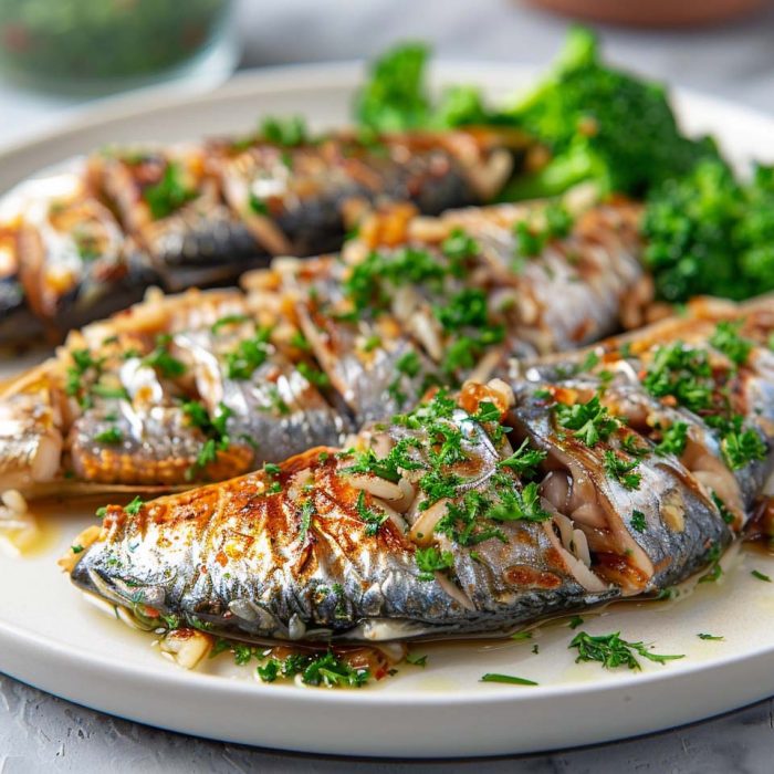 High Protein Rezept zum Abnehmen GEDÄMPFTE SARDINEN MIT WILDEM REIS UND BROKKOLI auf einem Teller serviert.