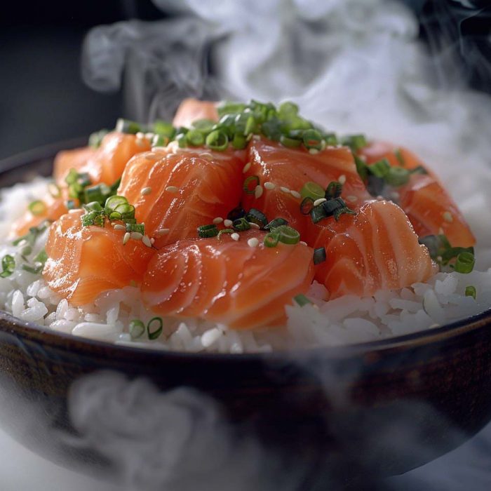 High Protein Rezept zum Abnehmen LACHS-REIS-BOWL auf einem Teller serviert.