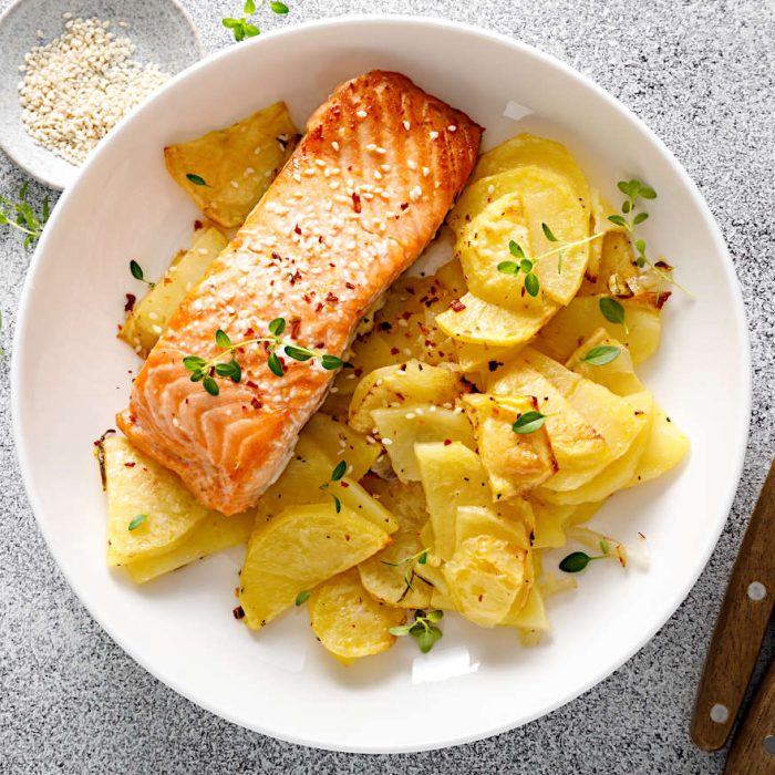 High Protein Rezept zum Abnehmen GEBACKENE KARTOFFELN MIT QUARK UND LACHS auf einem Teller serviert.